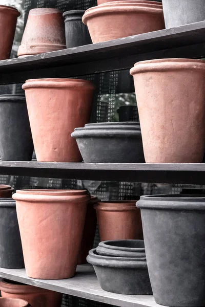 Розовые Черные Глиняные Цветочные Горшки Полке Цветочном Магазине — стоковое фото