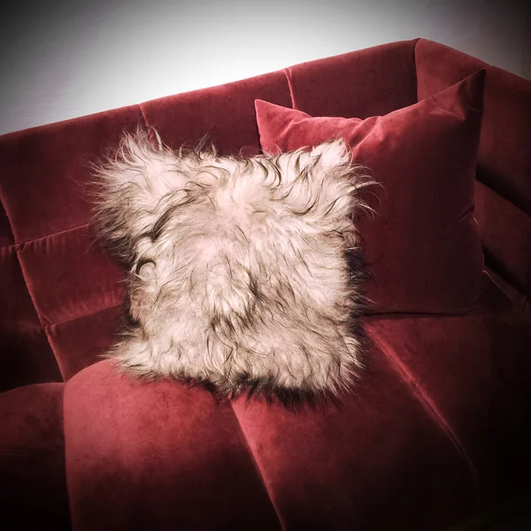 赤いベルベットのソファにふわふわクッション — ストック写真