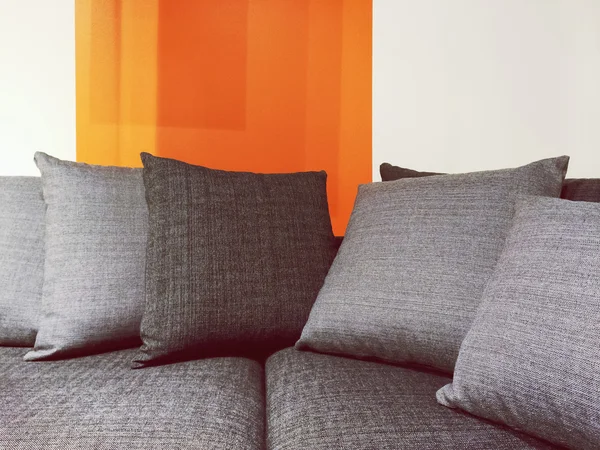 Szare tkaniny sofa z poduszki — Zdjęcie stockowe