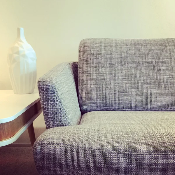 Graues Sofa und Vase auf einem Couchtisch — Stockfoto