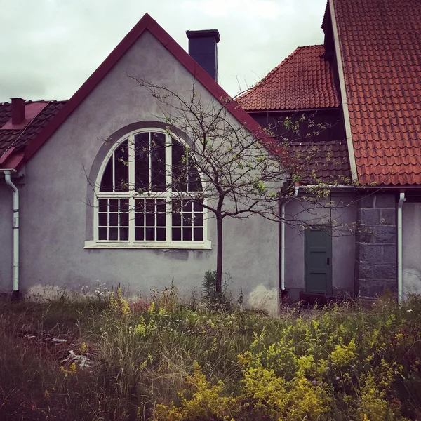 Dům v evropském stylu s taškovou střechou — Stock fotografie