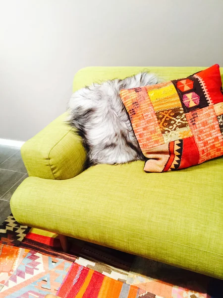 Helles grünes Sofa mit bunten Kissen — Stockfoto