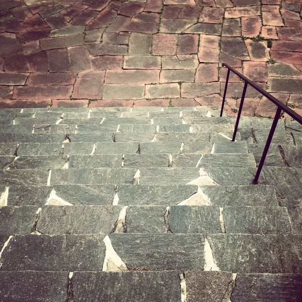 Passos de pedra que levam ao quadrado de azulejos — Fotografia de Stock