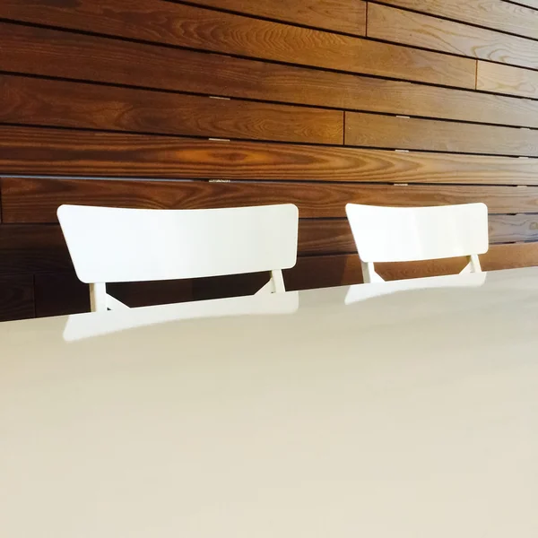 Cadeiras brancas de estilo moderno e mesa — Fotografia de Stock