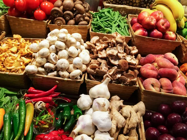 Variedade de legumes e frutas no mercado — Fotografia de Stock