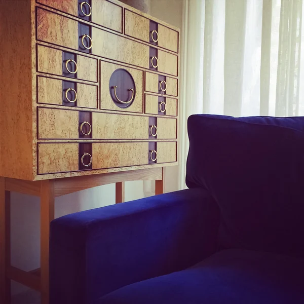 木制梳妆台和蓝色天鹅绒扶手椅 — 图库照片