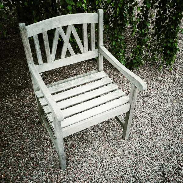 Velha cadeira de madeira no jardim — Fotografia de Stock