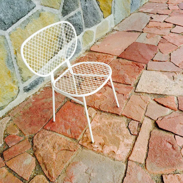 Chaise blanche sur fond de carreaux lumineux — Photo
