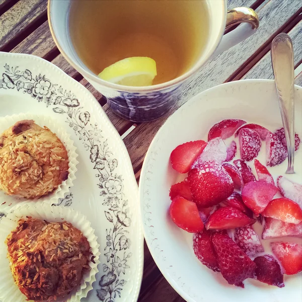 Taza de té con pasteles y fresas — Foto de Stock