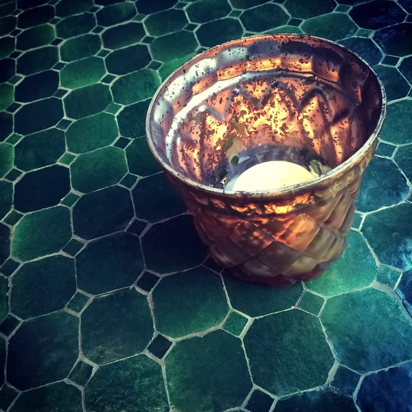 Orientalisk Ljuslykta i glas dekorera ett bord — Stockfoto
