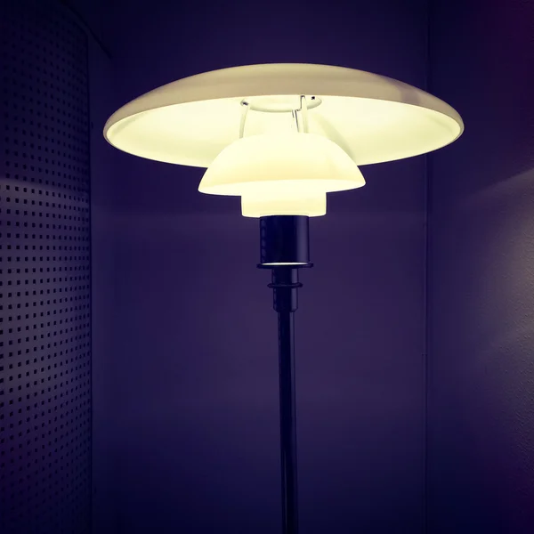 Stijlvolle lamp in een donkere kamer — Stockfoto