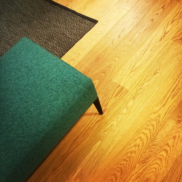 Taburete verde sobre piso de madera — Foto de Stock