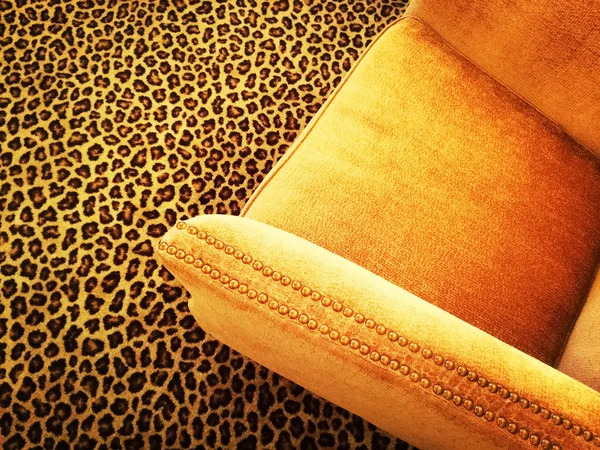 Poltrona de veludo laranja no tapete de leopardo — Fotografia de Stock