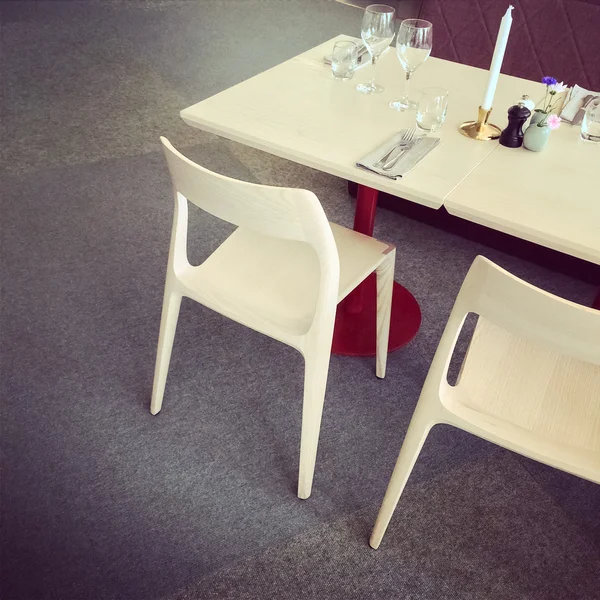 Table et chaises élégantes dans un restaurant — Photo