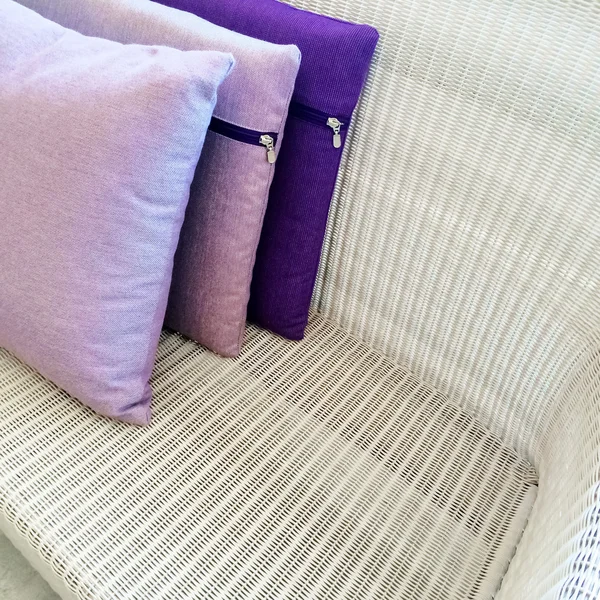 籐のソファを飾る紫のクッション — ストック写真