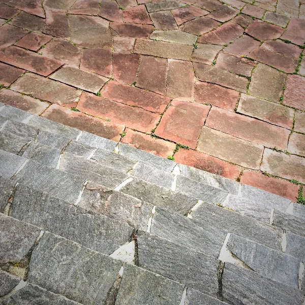 Betegelde plein en stenen trappen — Stockfoto