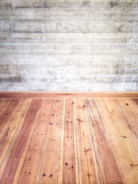 Интерьер с деревянным полом и бетонной стеной — стоковое фото