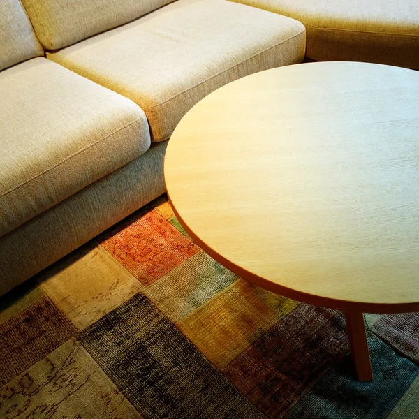 Pohovka a stolek na barevný koberec — Stock fotografie