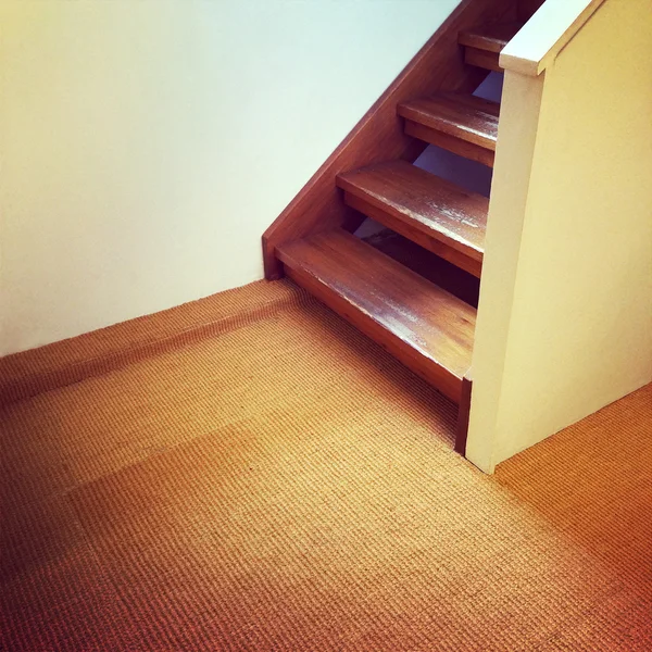 Pusty pokój z drewnianymi schodami — Zdjęcie stockowe
