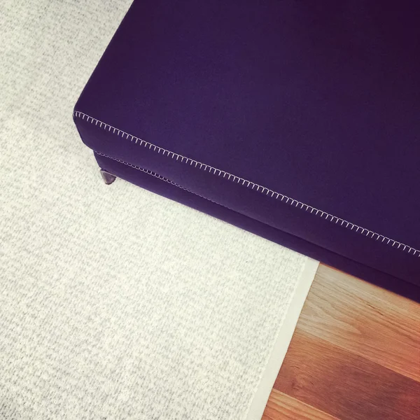 Panca blu su tappeto grigio — Foto Stock