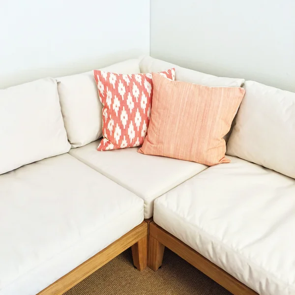 Sudut putih sofa dengan bantal merah muda — Stok Foto