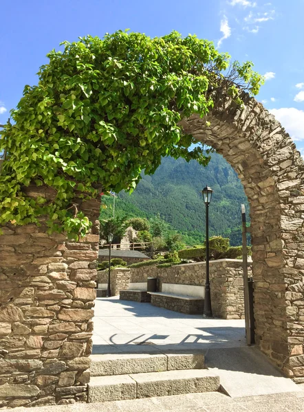 Steinbogen im historischen zentrum von andorra la vella — Stockfoto