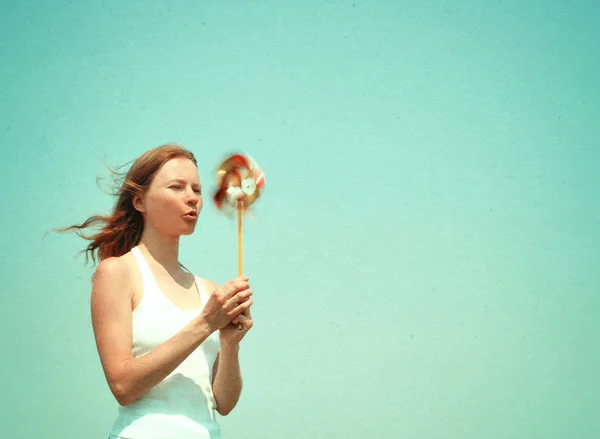 Młoda kobieta z kolorowy Wiatraczek — Zdjęcie stockowe