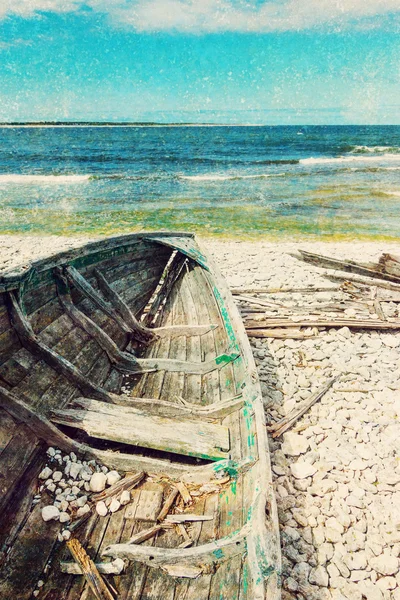 Barco de madera viejo en la orilla del mar, imagen retro —  Fotos de Stock