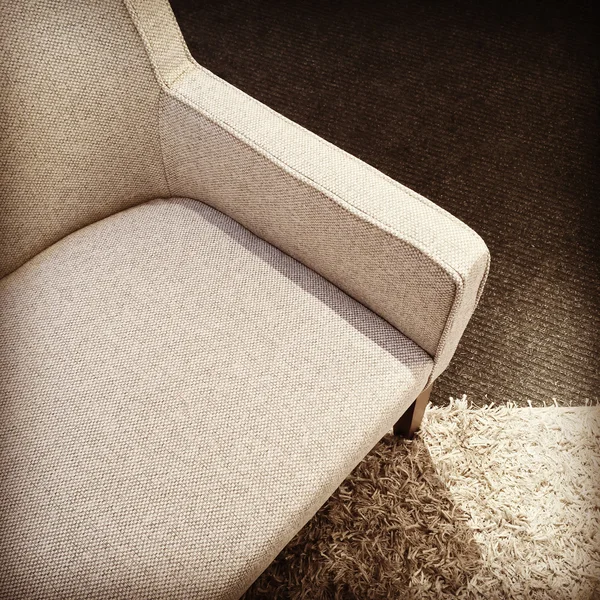 Fauteuil textile beige sur un tapis — Photo