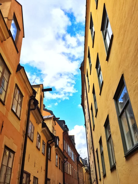 Bâtiments lumineux dans le vieux centre de Stockholm — Photo