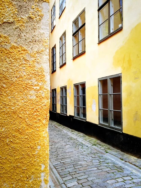 Ljusa gula byggnader i gamla centrum, Stockholm — Stockfoto