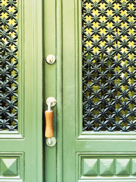 Puerta verde con rejilla decorativa —  Fotos de Stock