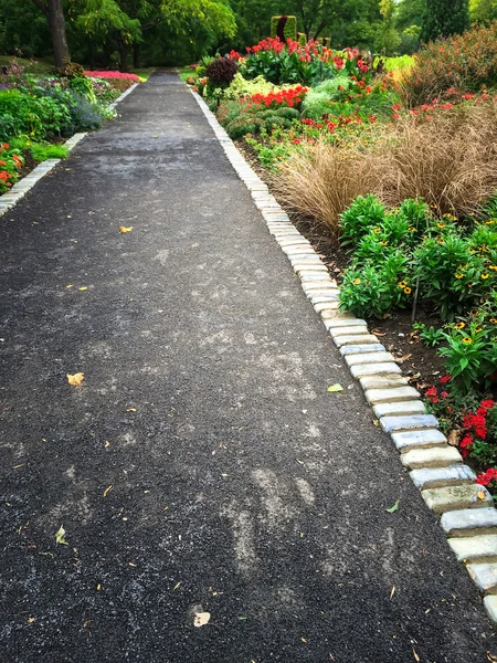Cesta v barevné letní zahrada — Stock fotografie