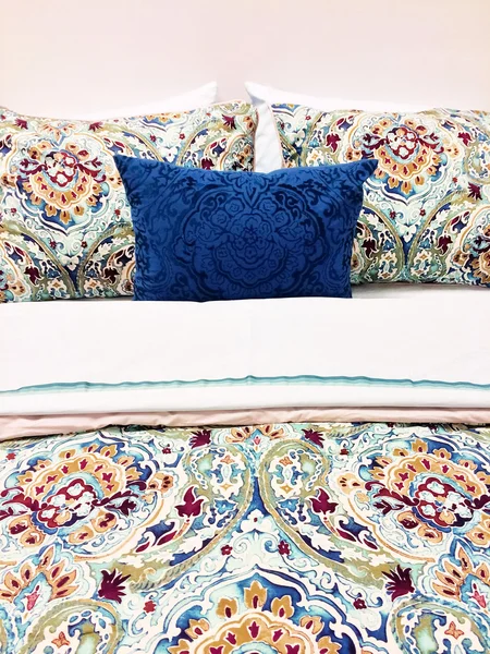 Roupa de cama colorida com design floral — Fotografia de Stock