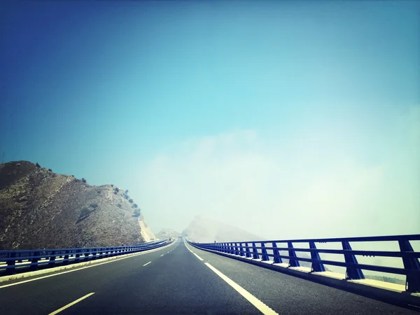 Autopista que atraviesa las montañas —  Fotos de Stock
