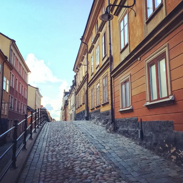 Calle Cobblestone con edificios antiguos en Estocolmo —  Fotos de Stock