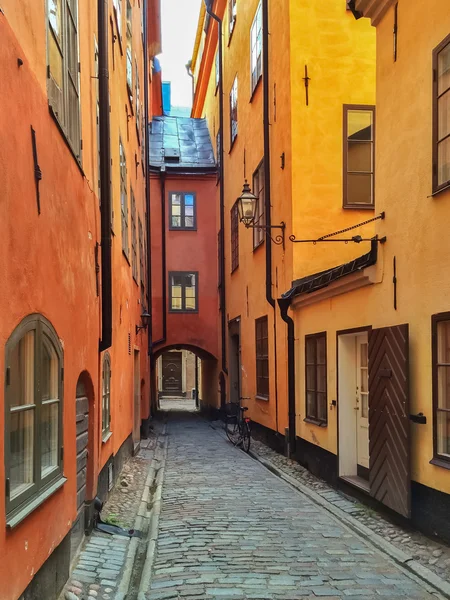 Narrow street in the old center of Stockholm — Stock Photo, Image