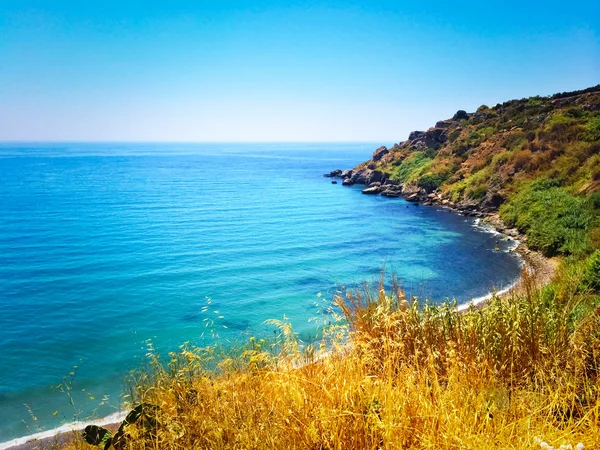 Španělská krajina s modrým mořem a skalnaté pobřeží — Stock fotografie