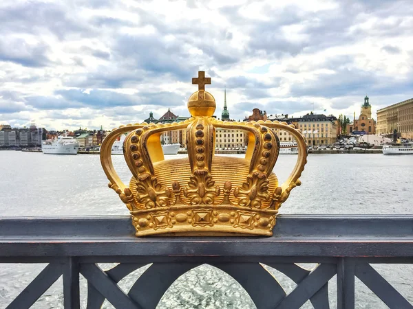 Zweedse koninklijke kroon op een brug in Stockholm — Stockfoto