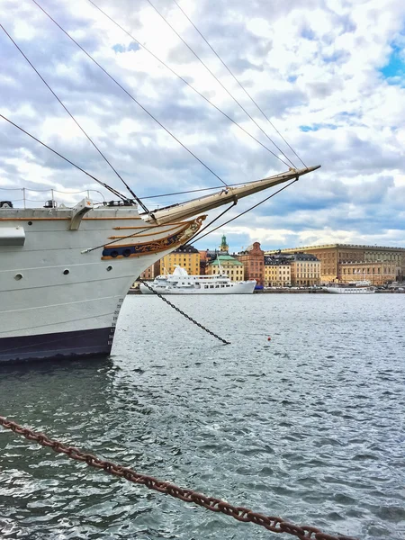 Белый корабль и вид на исторический Гамла Стэн в Стокгольме — стоковое фото