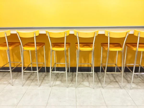 Ham bir kafeteryada sarı koltukları — Stok fotoğraf