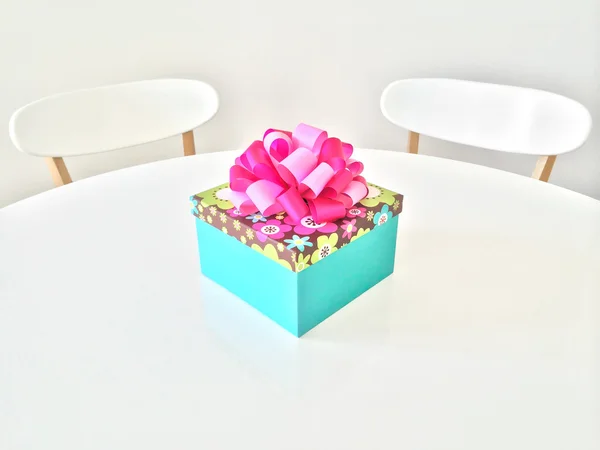 Caja de regalo colorido en mesa blanca —  Fotos de Stock