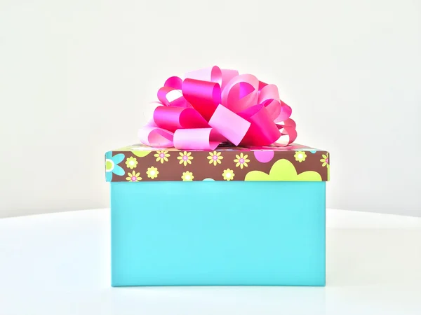 Blaue Geschenkschachtel mit rosa Schleife — Stockfoto