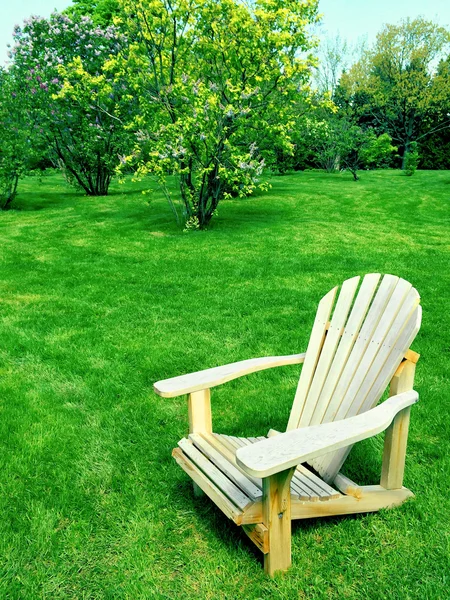 Chaise en bois dans le jardin de printemps — Photo