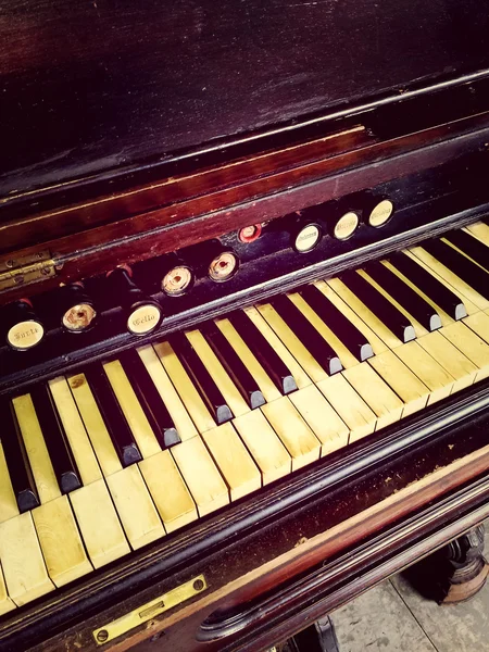 Antique roseau clavier d'orgue et s'arrête — Photo