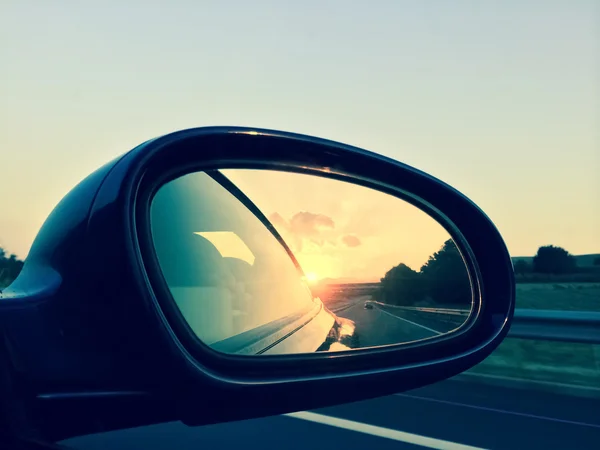 Pôr do sol em um espelho retrovisor — Fotografia de Stock