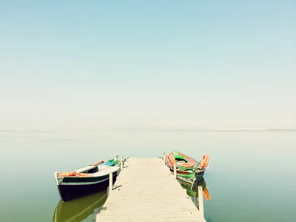 Lago tranquilo con dos barcos de pesca —  Fotos de Stock