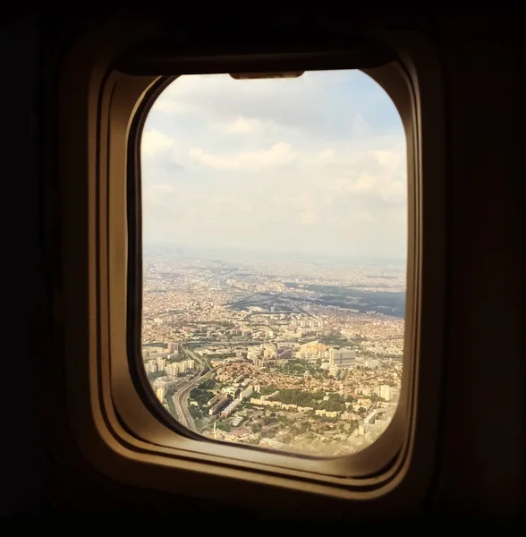 飛行機の窓からはパリを表示します。 — ストック写真