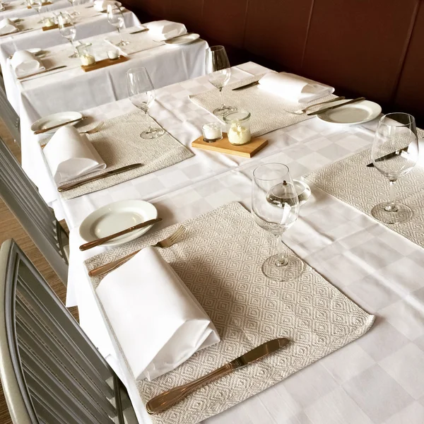 Elegante tavola apparecchiata in un ristorante — Foto Stock