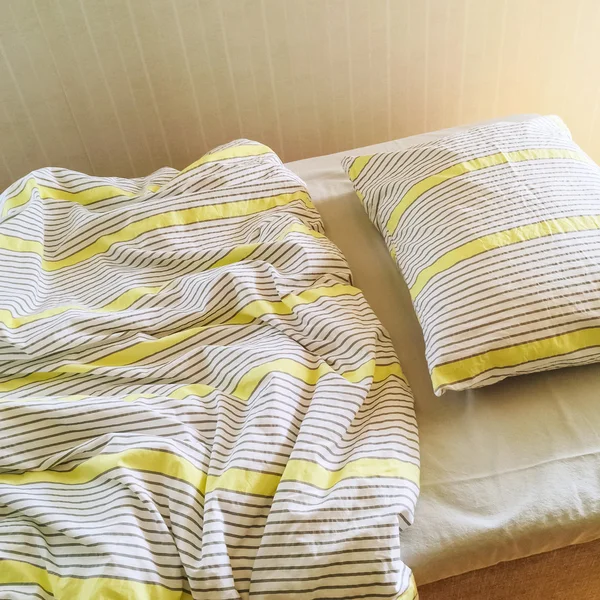 Грязная кровать под утренним солнцем — стоковое фото
